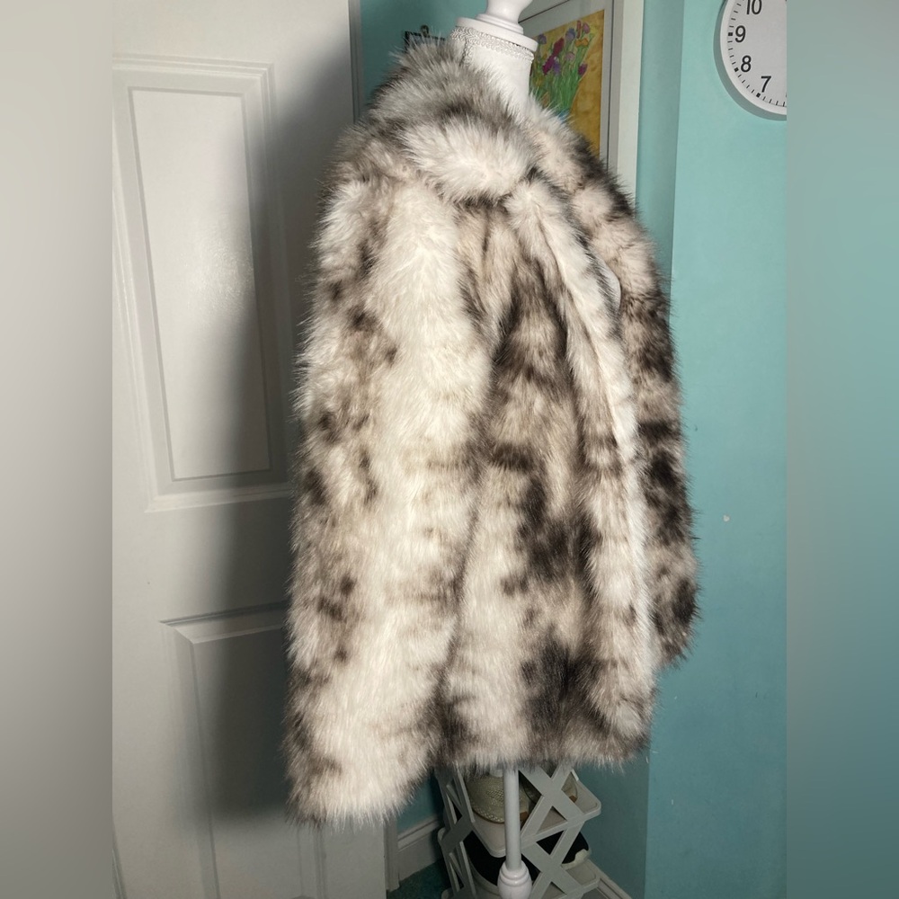 Elegant Faux Fur Coat in Gray and White - Picture 15 of 15